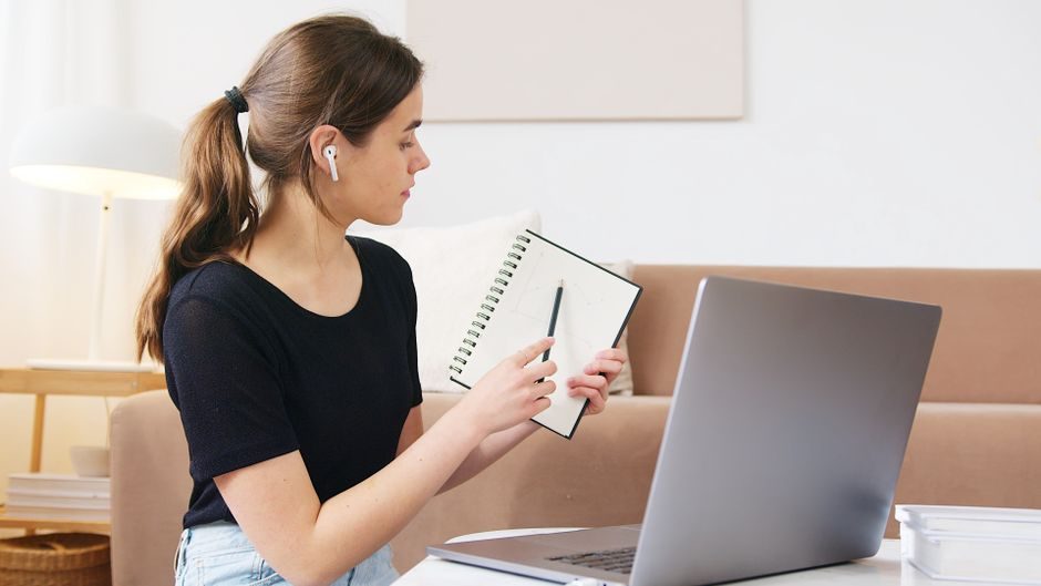 Porträt eines Privatanlegers mit sachlichem Auftreten