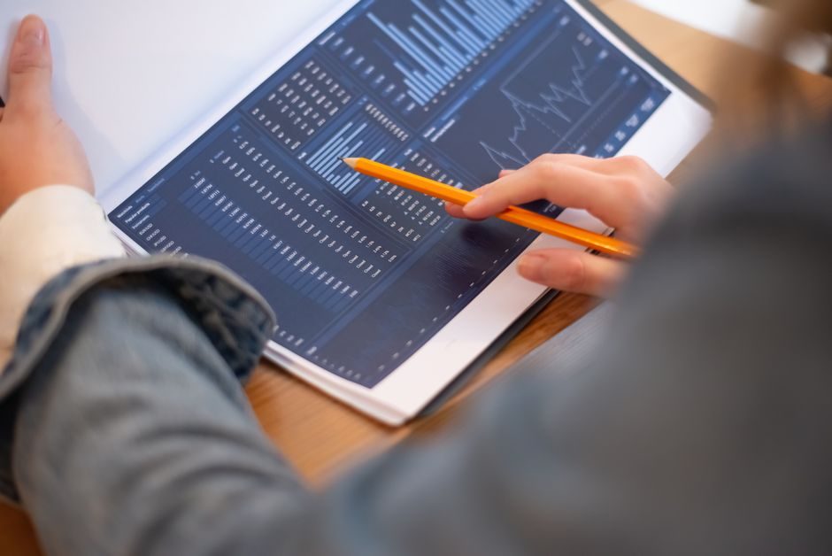 Porträt eines Selbstentscheiders mit offenem Notizbuch