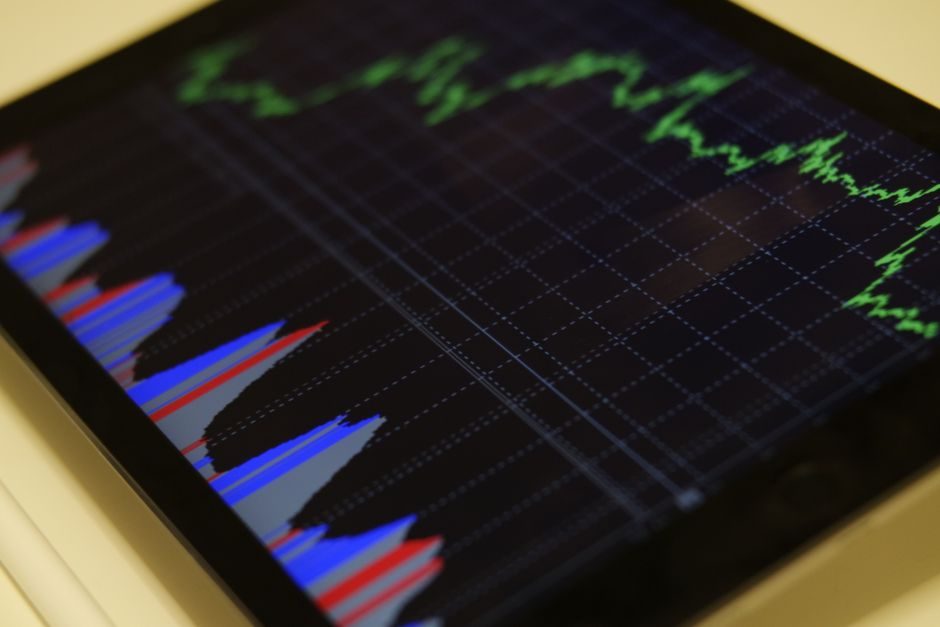 Lernmodul zu Aktiengrundlagen mit Notizen und Marktgrafik